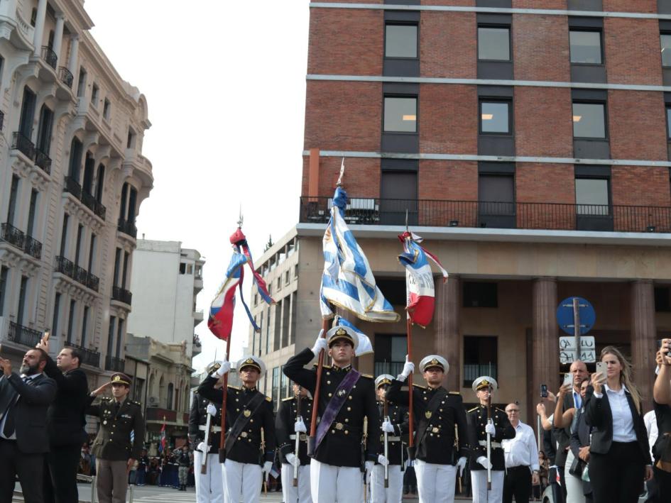 desfile militar en honores a las autoridades 