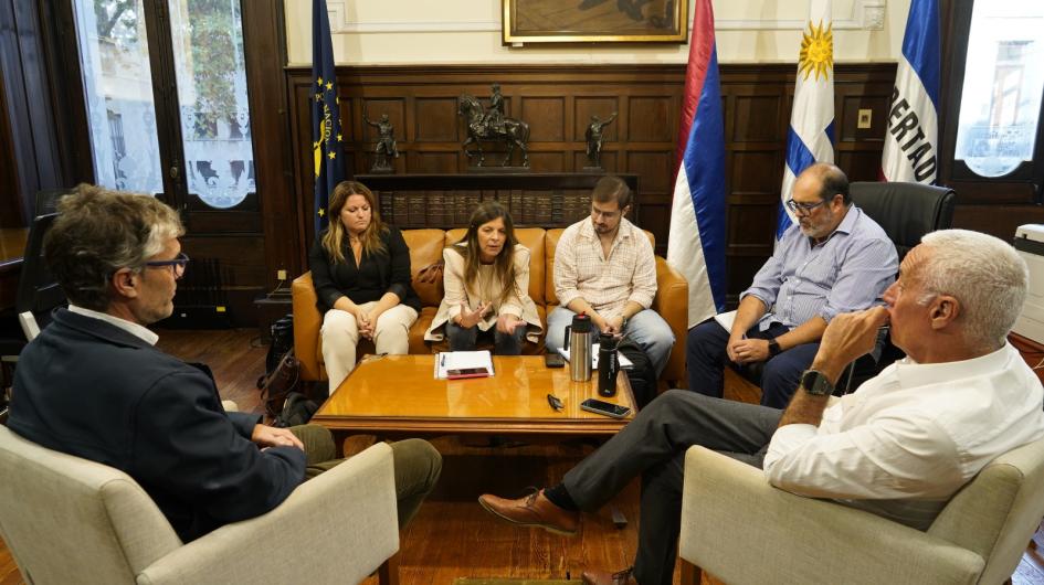 autoridades durante la reunión autoridades durante la reunión