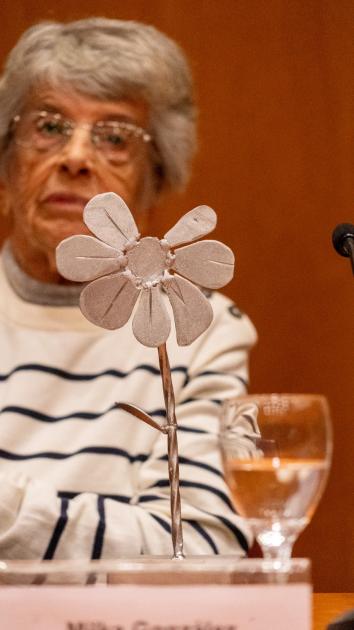 Milka González, con la artesanía elaborada por personas privadas de libertad de Punta de Rieles Milka González, con la artesanía elaborada por personas privadas de libertad de Punta de Rieles