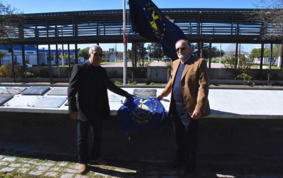 Descubriendo la placa de la Promoción XXVII de Oficiales de la Policía Nacional Descubriendo la placa de la Promoción XXVII de Oficiales de la Policía Nacional