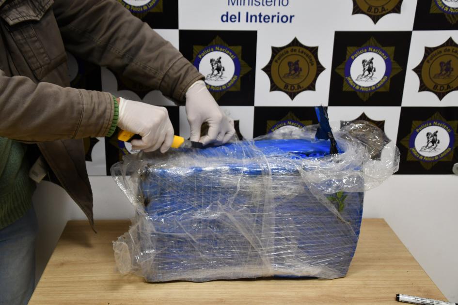 POLICÍA SEPARANDO LOS LADRILLOS DE MARIHUANA