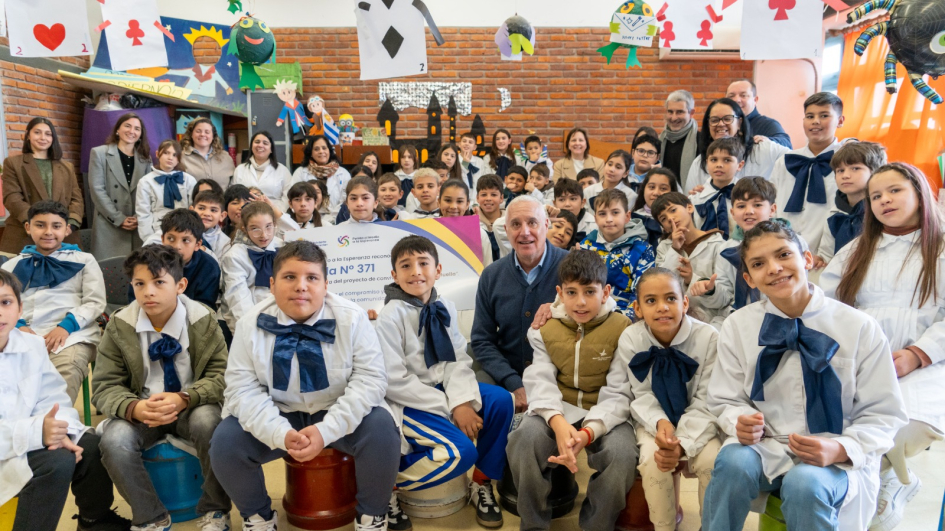 Alumnos de la Escuela 371 junto al Ministro del Interior Alumnos de la Escuela 371 junto al Ministro del Interior