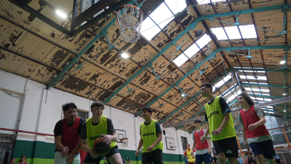 alumnos d eliceos jugando al Básquetbol
