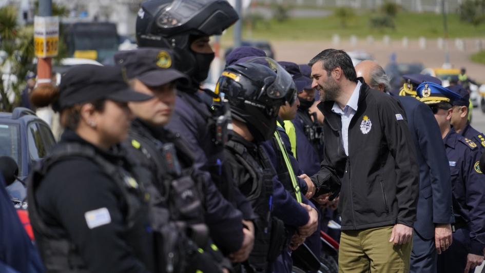 minsitro saludando a los policías 