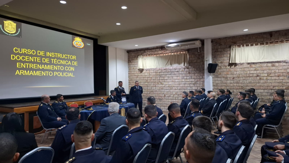 Instructor docente de técnica de entrenamiento con armamento policial