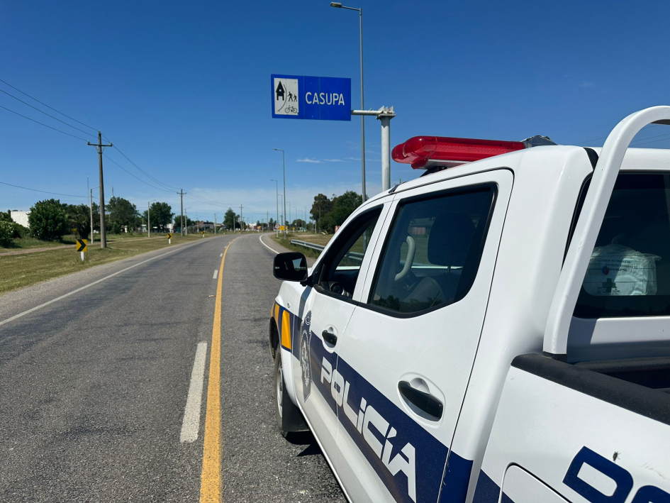 Móvil policial de seccional sexta y cartel de Casupá