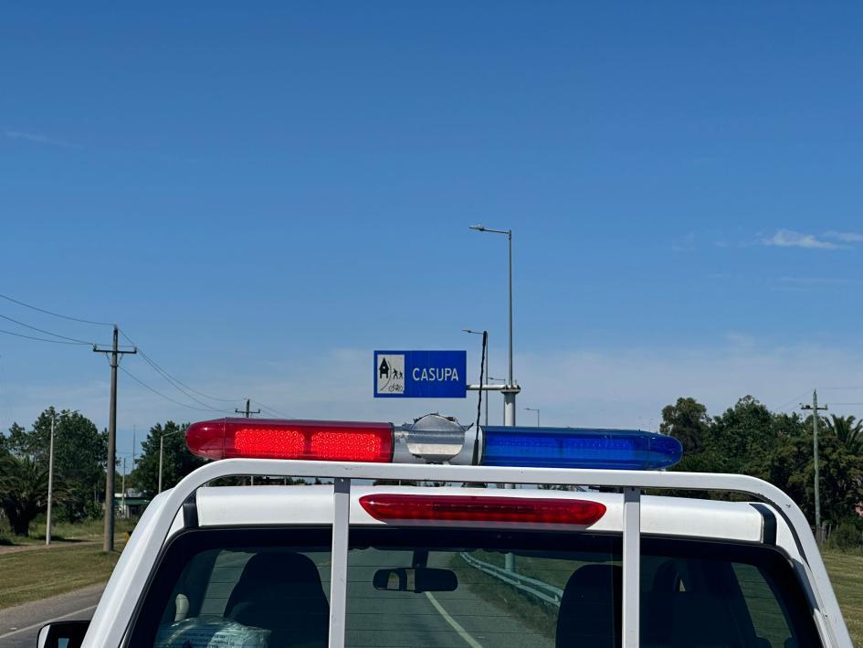 Barral móvil policial con cartel carretero de Casupá