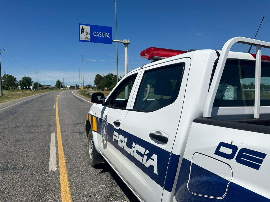 Móvil policial de seccional sexta y cartel de Casupá