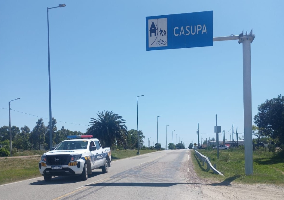 Cartel de Casupa y móvil policial
