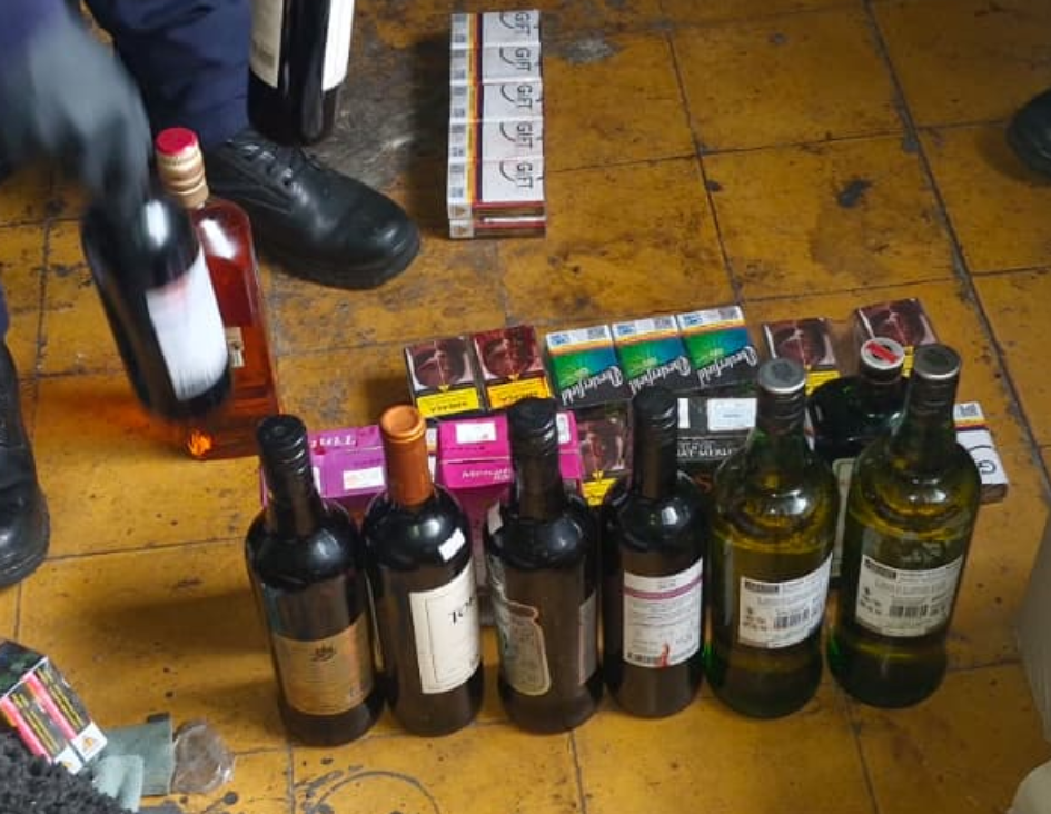 Botellas de bebidas alcohólicas y cigarrillos