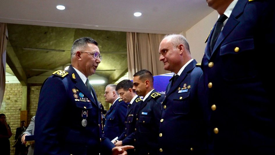 Se realizó la ceremonia de entrega de fustas y bastones, símbolos de mando de la Policía Nacional Se realizó la ceremonia de entrega de fustas y bastones, símbolos de mando de la Policía Nacional