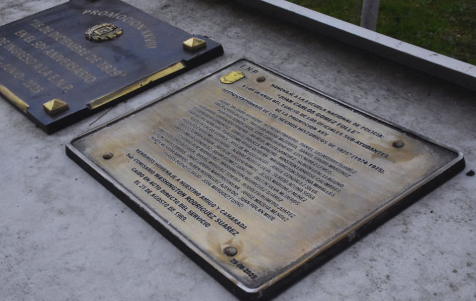 Colocación de placa Promoción XXV “Sesquicentenario de los hechos históricos de 1825” Colocación de placa Promoción XXV “Sesquicentenario de los hechos históricos de 1825”