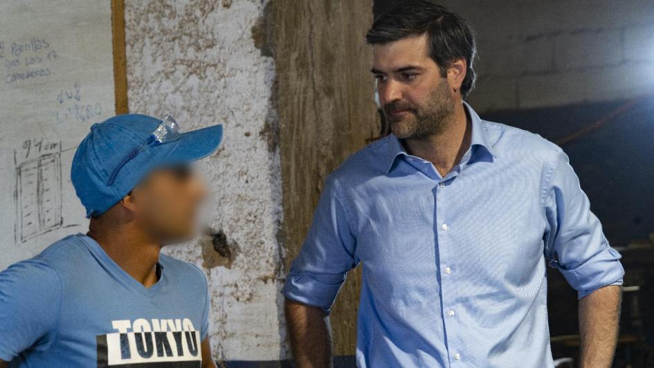 Ministro Martinelli conversando con una persona privada de libertad