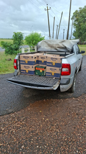 Caja de camioneta que trasporta bebidas en infracción aduanera. Caja de camioneta que trasporta bebidas en infracción aduanera.