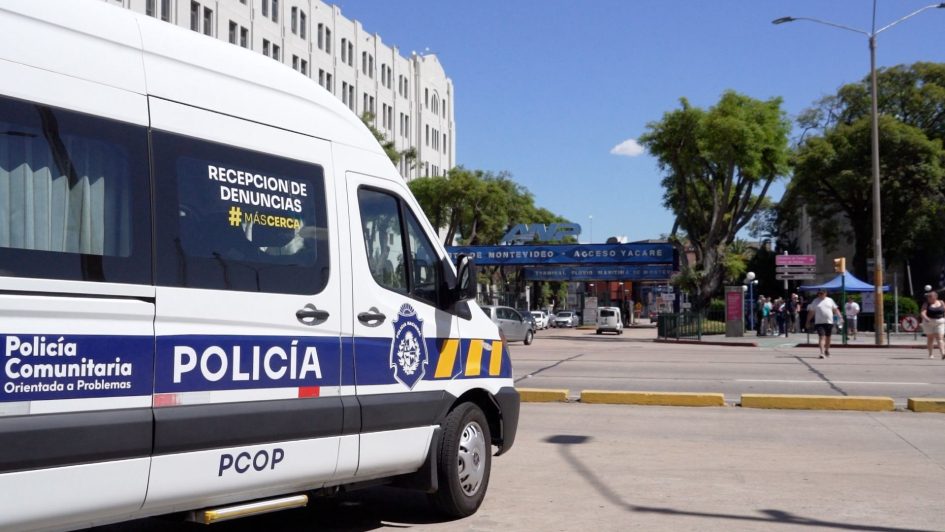 Móvil de la Policía Nacional frente al Puerto de Montevideo en el marco del operativo Crucero Móvil de la Policía Nacional frente al Puerto de Montevideo en el marco del operativo Crucero