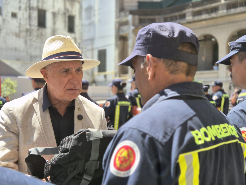 Ministro saludando a cada uno de los integrantes de la delegación Ministro saludando a cada uno de los integrantes de la delegación