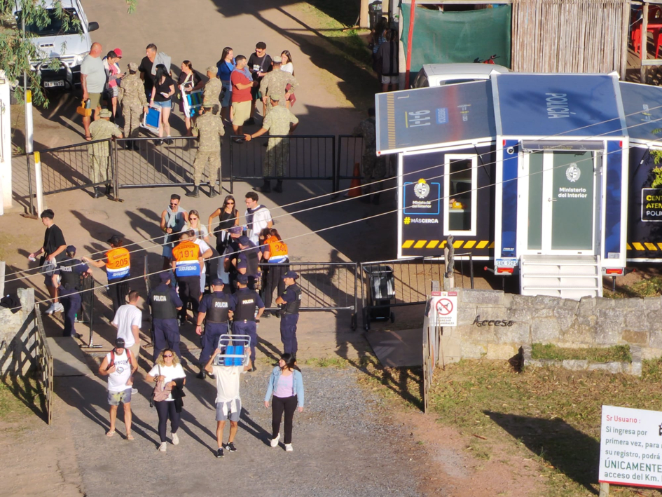 policías durante el operativo en la Fortaleza de Santa Teresa 
