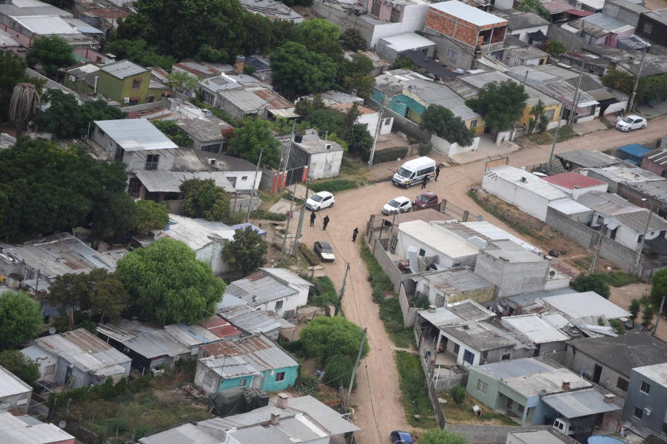 foto aérea del despliegue policial durante los allanamientos foto aérea del despliegue policial durante los allanamientos
