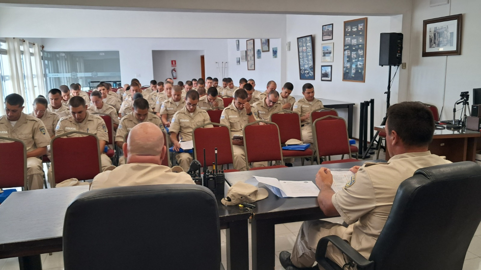 Alumnos en clase de comunicaciones. Alumnos en clase de comunicaciones.