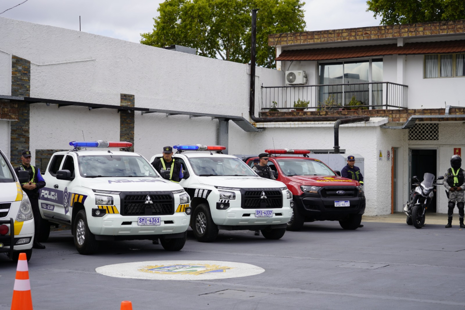 móviles armados en la Plaza de Armas de Caminera móviles armados en la Plaza de Armas de Caminera
