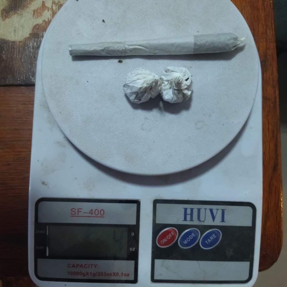 pesaje de envoltorios incautados en el morral. pesaje de envoltorios incautados en el morral.