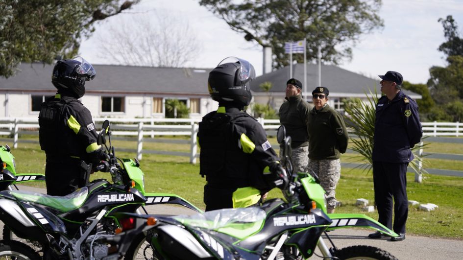 El Ministerio del Interior entrega 14 motos a la Guardia Republicana El Ministerio del Interior entrega 14 motos a la Guardia Republicana