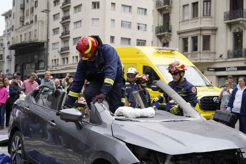 Bomberos participa de rescate de personas en siniestro de tránsito Bomberos participa de rescate de personas en siniestro de tránsito