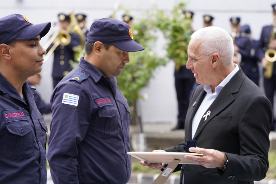 Ministro entrega reconocimientos en Ministro en el 138 aniversario de Bomberos Ministro entrega reconocimientos en Ministro en el 138 aniversario de Bomberos