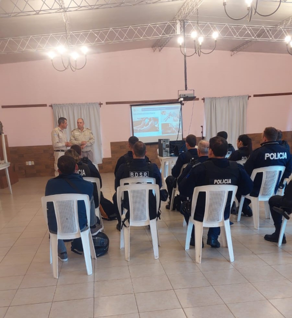 Clase teórica para funcionarios de la Jefatura de Policía de San José.