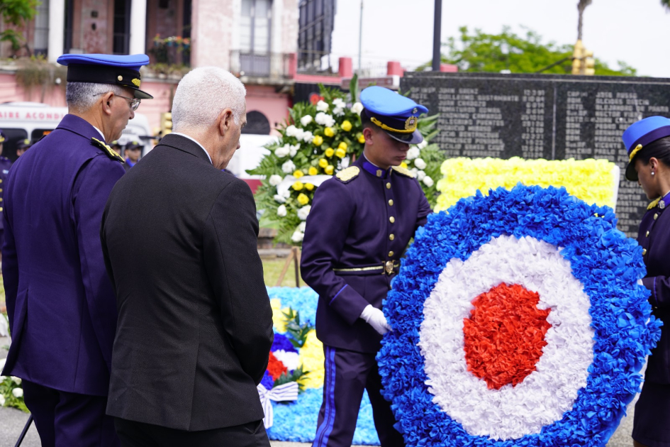 Ministro y Director de la Policía colocando la ofrenda floral Ministro y Director de la Policía colocando la ofrenda floral