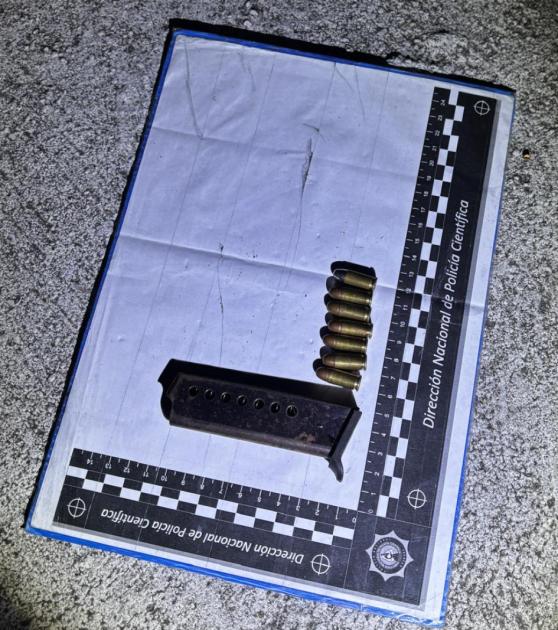 cargador y cartuchos incautados cargador y cartuchos incautados