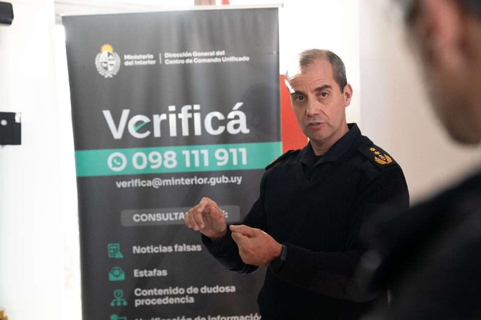Director del CCU Director de CCU dando una explicación
