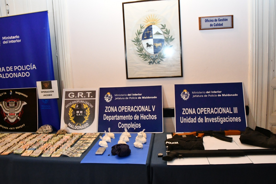 Incautación de armas, dinero, prendas de vestir “”