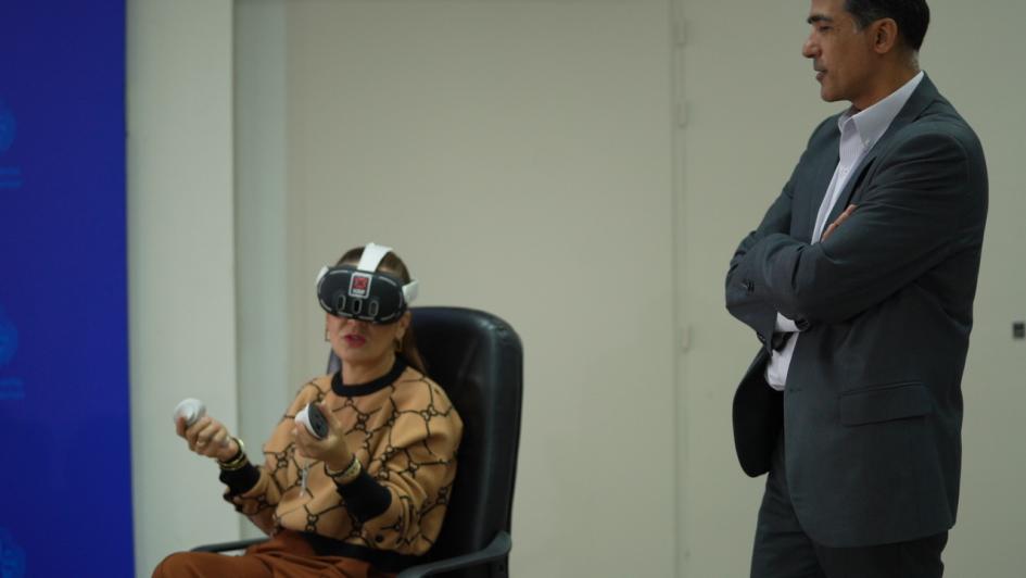 Una de las periodistas probando los lentes 3D Una de las periodistas probando los lentes 3D
