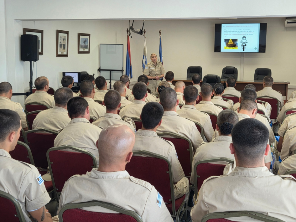 Instructora brindado capacitación de Derecho aplicado al tránsito. Instructora brindado capacitación de Derecho aplicado al tránsito.