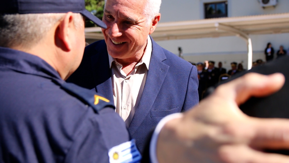 Ministro del Interior, Carlos Negro entregando reconocimientos a Policías con 30 años de servicio 