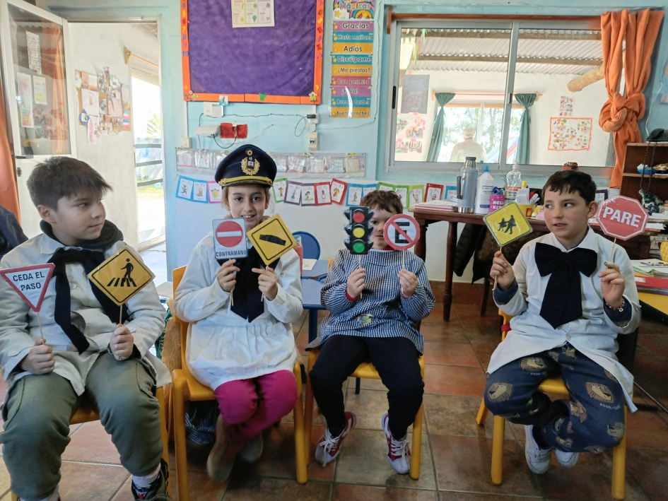 Escuela Rural N°29 ALumnos aprendiendo carteles de tránsito