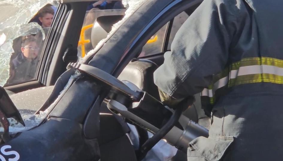 Funcionarios de la Dirección Nacional de Bomberos realizando excarcelación. Funcionarios de la Dirección Nacional de Bomberos realizando excarcelación.