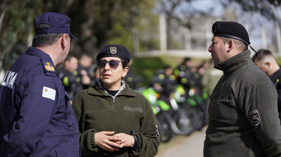 El Ministerio del Interior entrega 14 motos a la Guardia Republicana El Ministerio del Interior entrega 14 motos a la Guardia Republicana