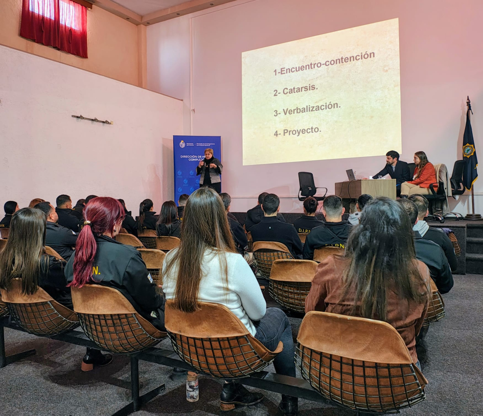 Implementan taller de apoyo psicológico para el personal del Departamento de Homicidios