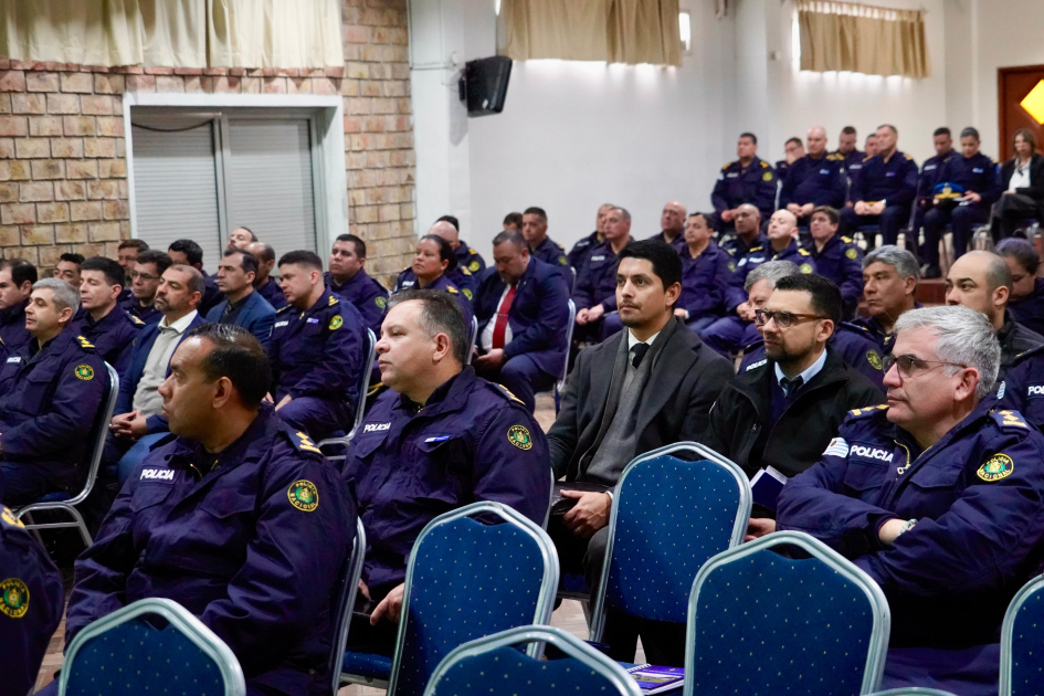 Ministro del Interior destacó la labor policial en un encuentro con comisarios Ministro del Interior destacó la labor policial en un encuentro con comisarios
