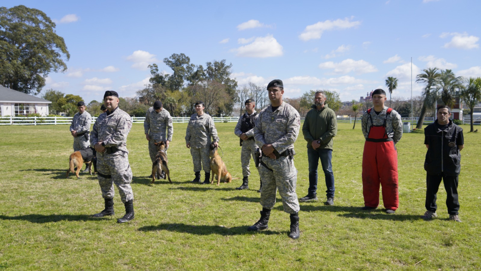 Policías y canes de la Unidad Táctica k9 Policías y canes de la Unidad Táctica k9