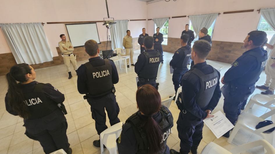 Entrega de certificados del Curso de conducción preventiva de vehículos policiales.