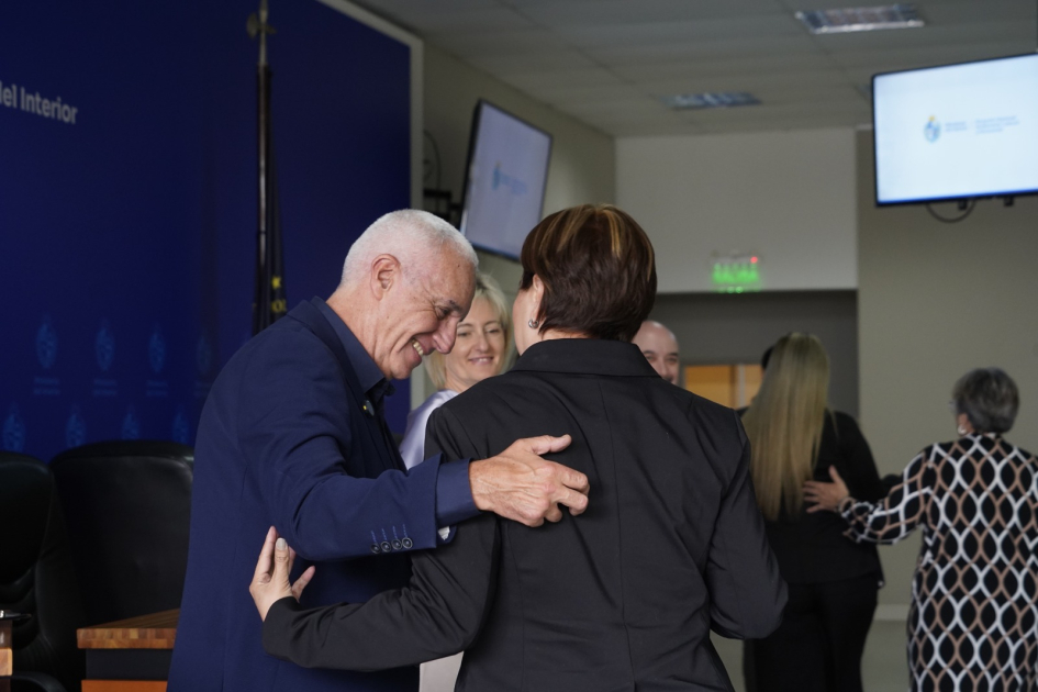 entrega de reconocimientos a los funcionarios 