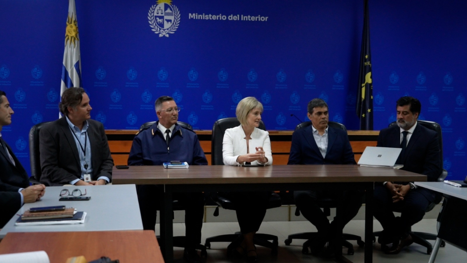 Ministra (I) junto al Director de la Policía Nacional y autoridades de la OEA y BID
