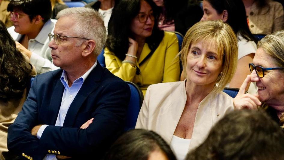 Subsecretaria Gabriela Vlaverde y directora General de Secretaría en el acto central del 8M