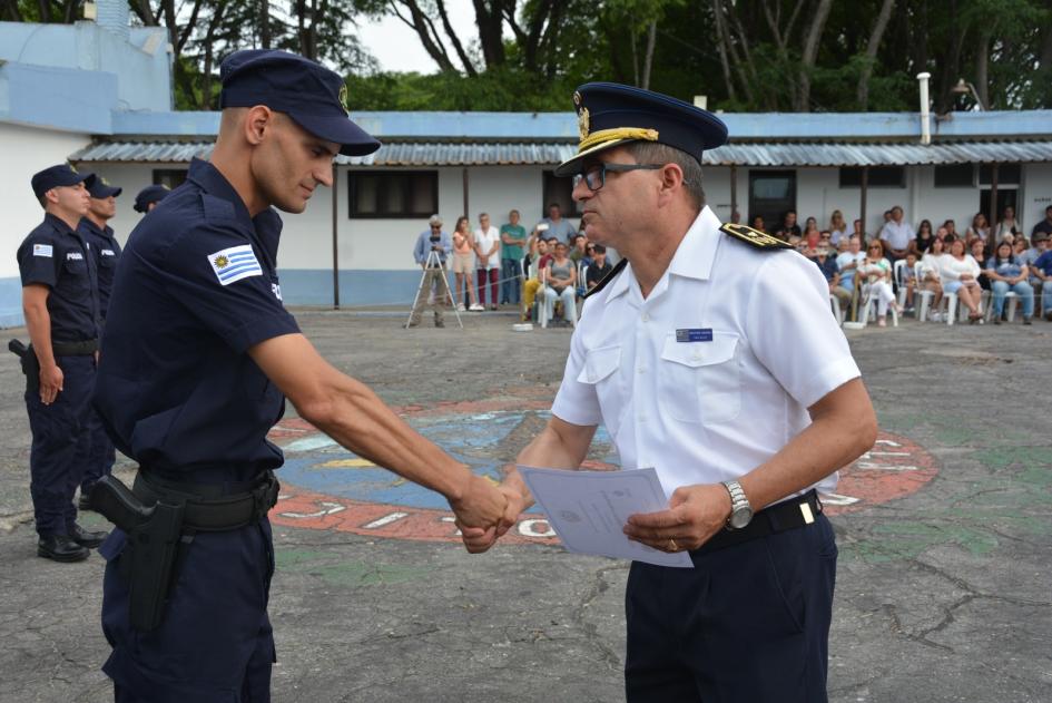 Entrega de reconocimiento por el Sub Jefe de Colonia Entrega de reconocimiento por el Sub Jefe de Colonia