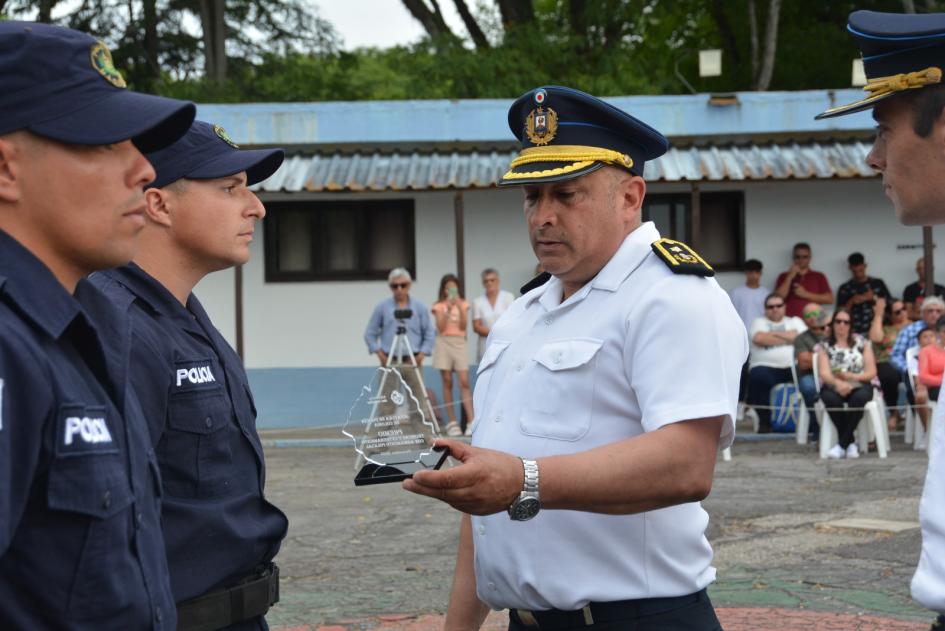 Entrega de reconocimiento por el Coordinador Ejecutivo de Colonia Entrega de reconocimiento por el Coordinador Ejecutivo de Colonia