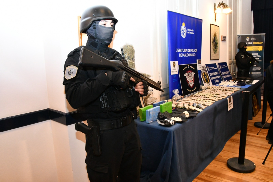 Efectivos policiales “”