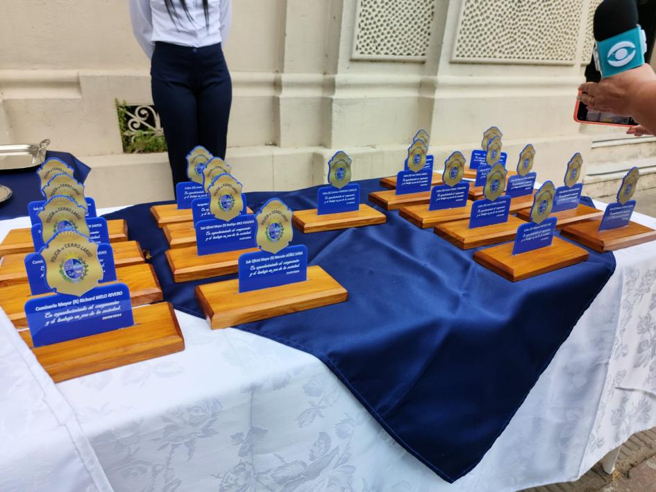 Reconocimiento a Policías en Retiro. Reconocimiento a Policías en Retiro.
